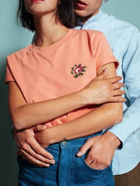 Tee-Shirt brodé "Rose" en coton bio - Photo couple - Johnny Romance