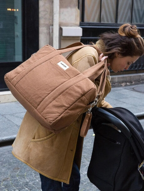 Darcy, l'anti sac à langer en coton recyclé - Camel - RIVEDROITE PARIS - Indispensable Naissance - Idée cadeau de naissance - Photo Elise Chalmin - Rive Droite Paris