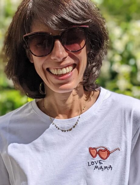 Tee-shirt Brodé “Love Mama” en coton bio - Blanc - BONNEFAMILLES PARIS  - coton bio GOTS - fabication au portugal - idée cadeau maman - Cadeau original pour maman